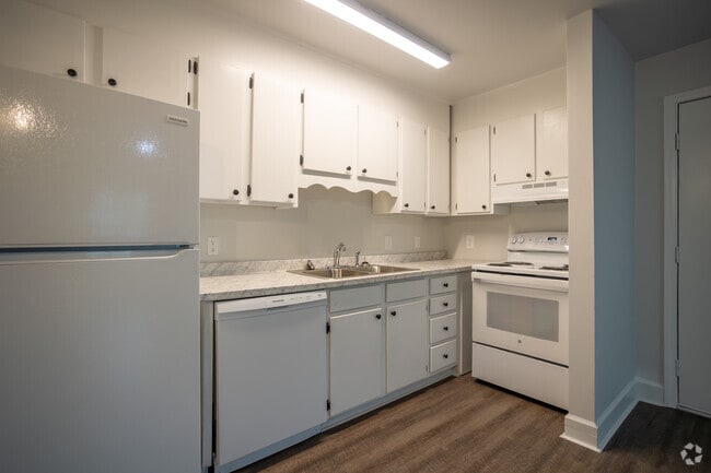 2BR,1BA - 672SF - Kitchen - Woodlands at Concord