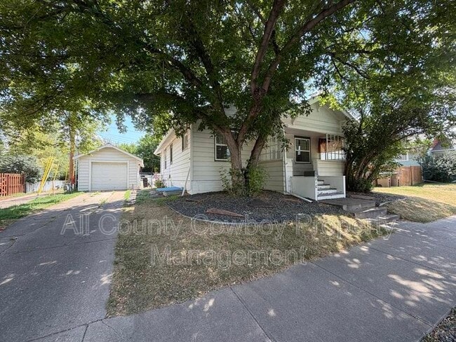 Building Photo - 810 E Gibbon St