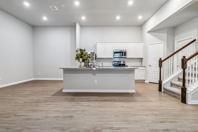 Building Photo - Want luxury living in the Far West ...Look...