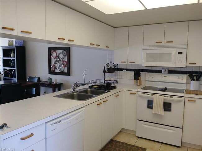 Building Photo - 16100 Bay Pointe Blvd