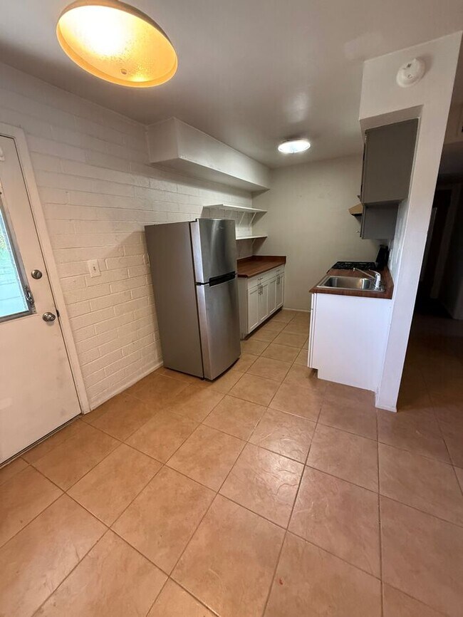 Building Photo - Town home For Rent