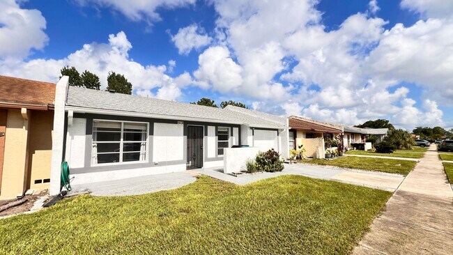Foto del edificio - Beautiful 3BR/2BA Home in Gated Villas of ...
