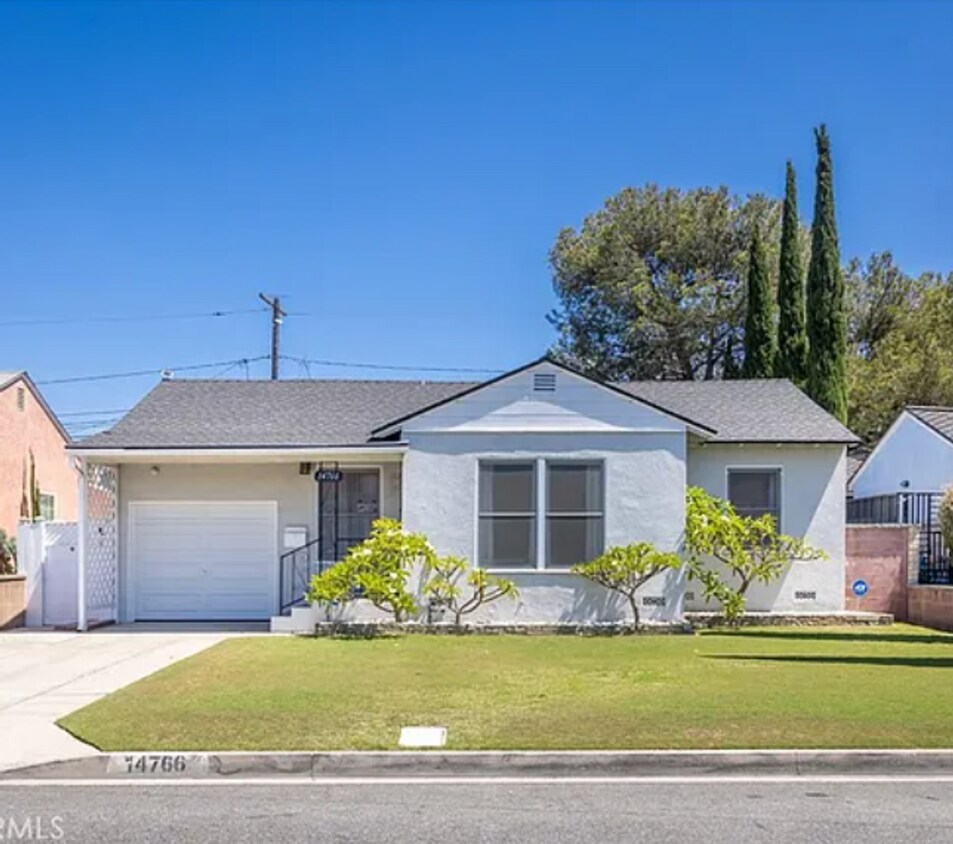 Foto principal - BEAUTIFUL 2 BEDROOM 2 BATH HOME
