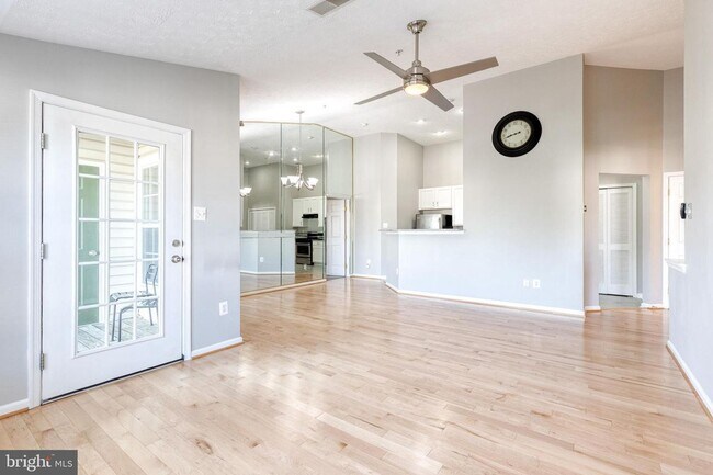 Foto del edificio - Gorgeous 2bd 2bth Penthouse Condo Completely Updated & Ready To Move In!