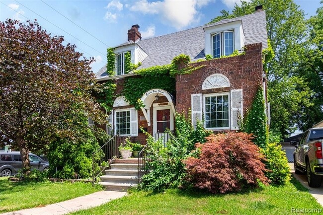 Building Photo - 8911 Manor Ave