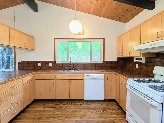 Foto del edificio - 128 Bothin Rd