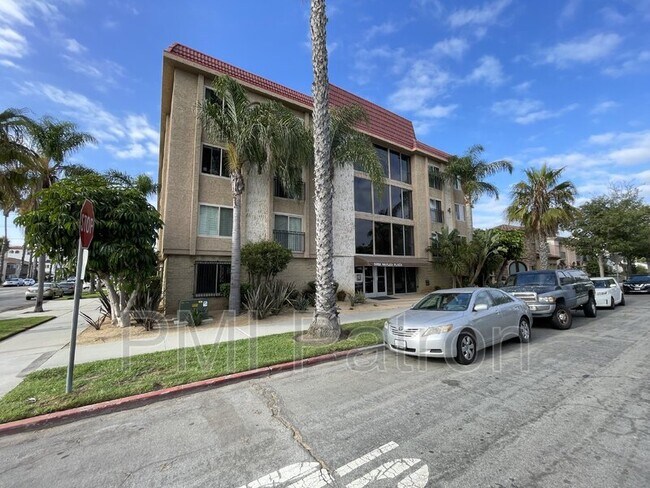 Building Photo - 5959 E Naples Plaza