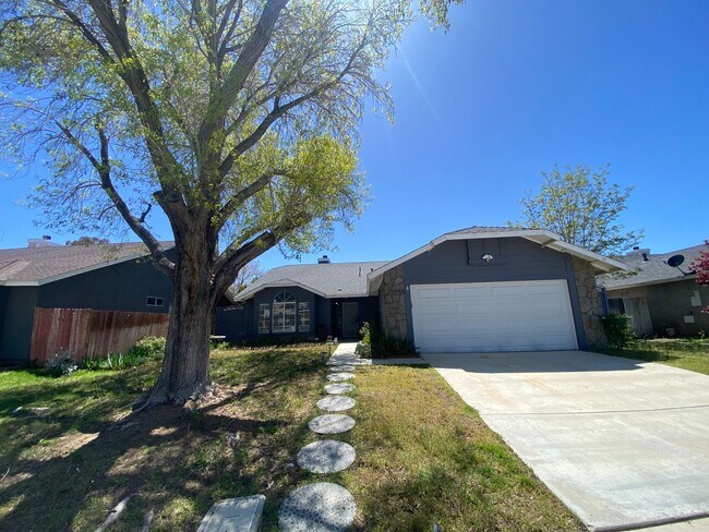 Building Photo - Lancaster 3 bedroom