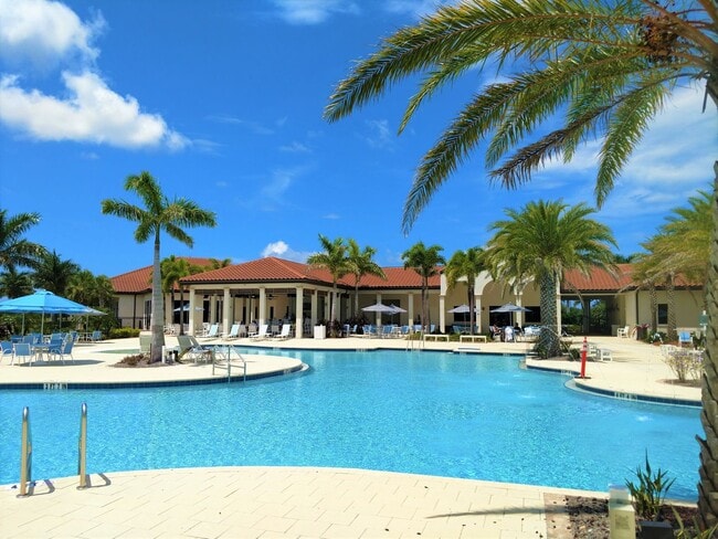 Building Photo - Seasonal Short-Term 3-Bedroom 2-Bath Condo...