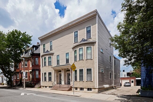 Building Photo - 870 E 4th St