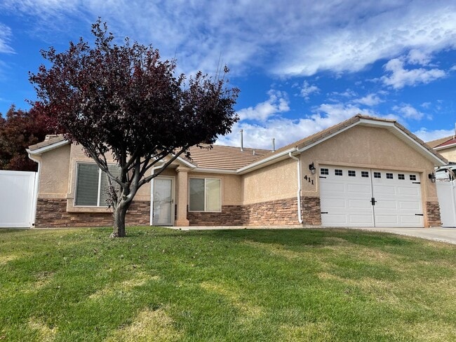 Building Photo - Centrally located single family gem! Lands...