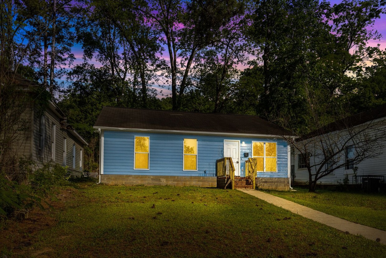 Primary Photo - Beautifully Renovated 3 Bedroom 2 Bath Hom...