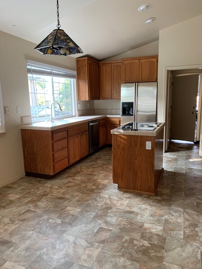 Building Photo - 531 Maria Dr