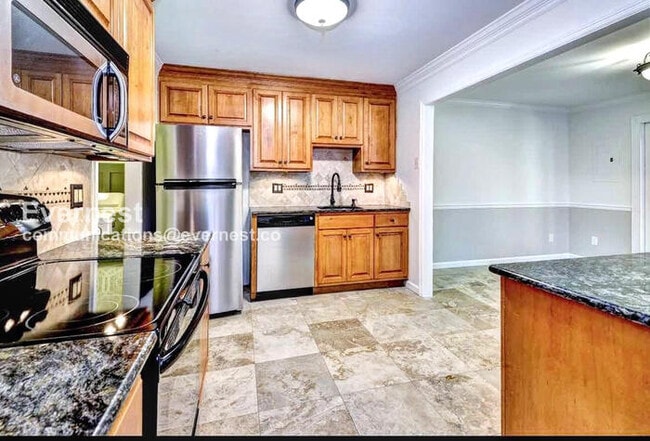 Building Photo - Spacious 3-Bed Home with Attached Garage i...