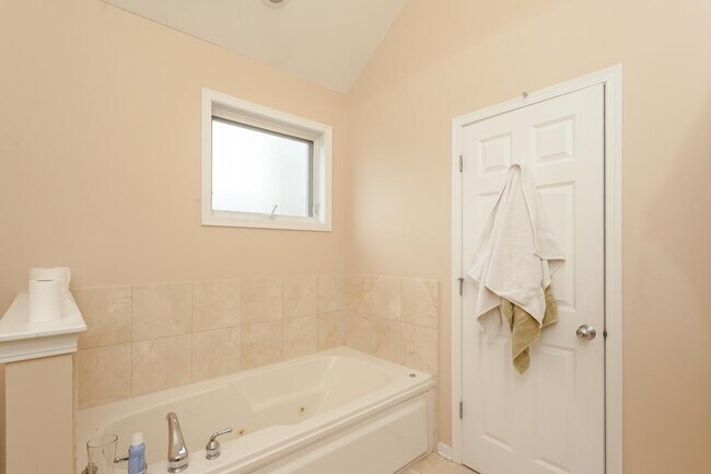 Building Photo - 3 bedroom in Chicago IL 60642