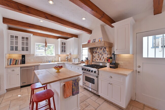 Foto del edificio - 6149 Glen Alder St