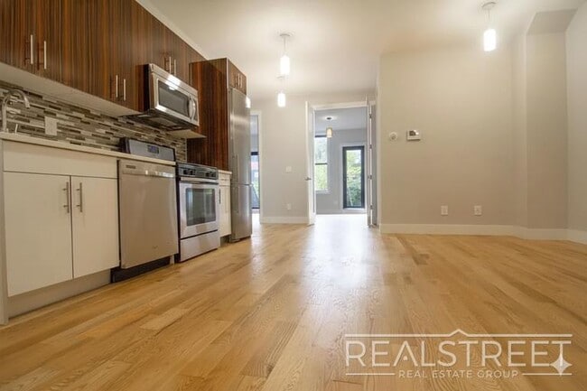 Building Photo - Putnam Avenue