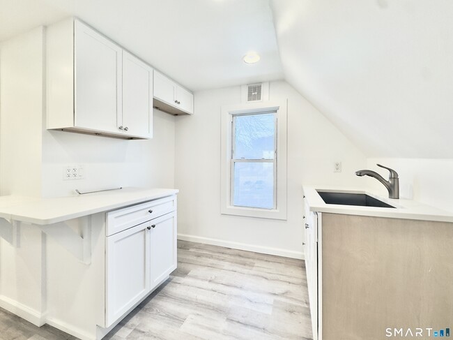 Foto del edificio - 44 Highview Ave