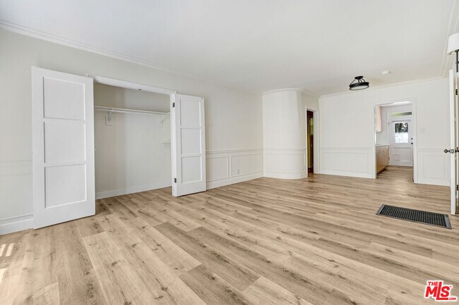 Foto del edificio - 308 S Reeves Dr
