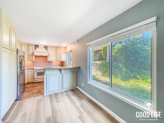 Foto del edificio - Spacious 2BD/2BA Condo in Hillcrest with Private Balcony, Community Pool & Tennis Court