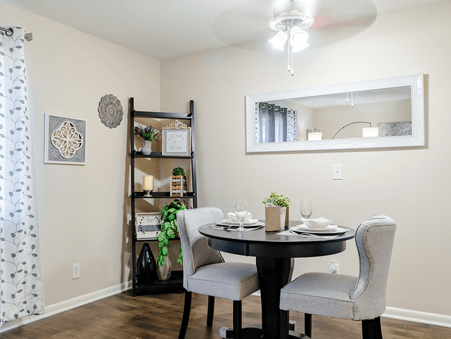 Enjoy a spacious dining area - Park on Center