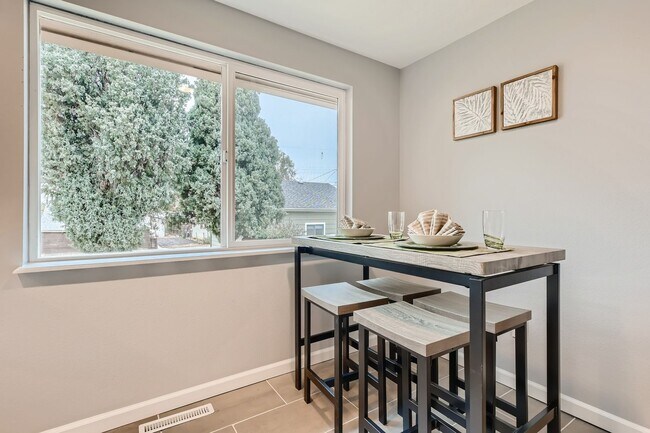 Foto del edificio - Charming 3BR Townhome in Englewood