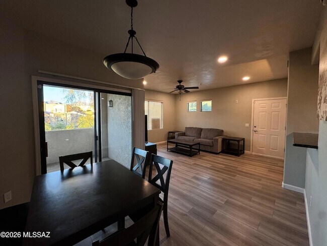 Foto del edificio - 2550 E River Rd