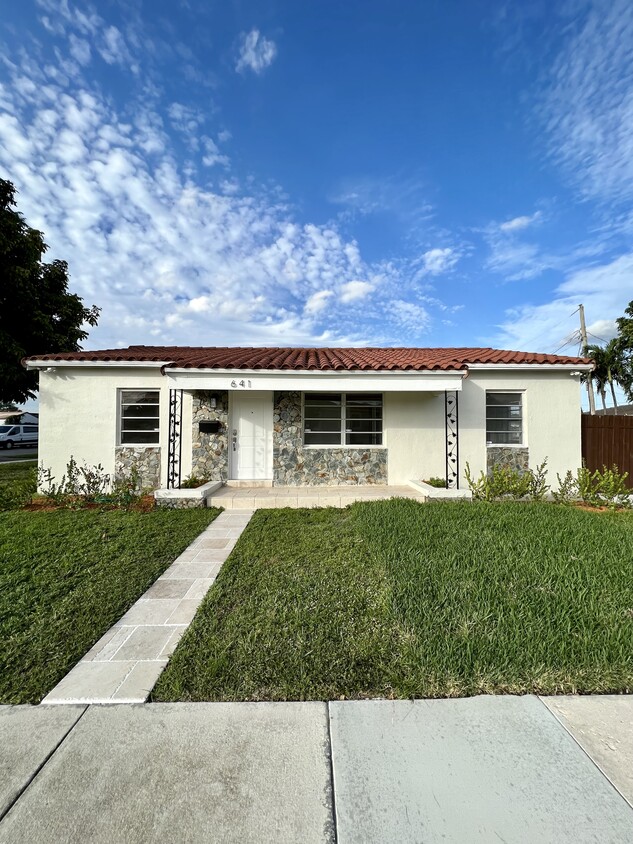 Foto principal - 641 SW 71st Pl