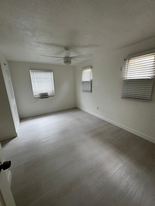 Foto del edificio - 1300 Mathis St