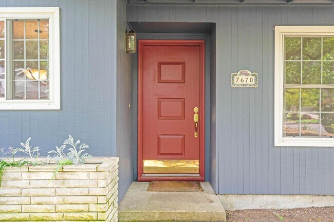 Foto del edificio - Spacious, well-cared for 4-bdrm/3-bath split-level—Family/laundry rooms, backyard, garage