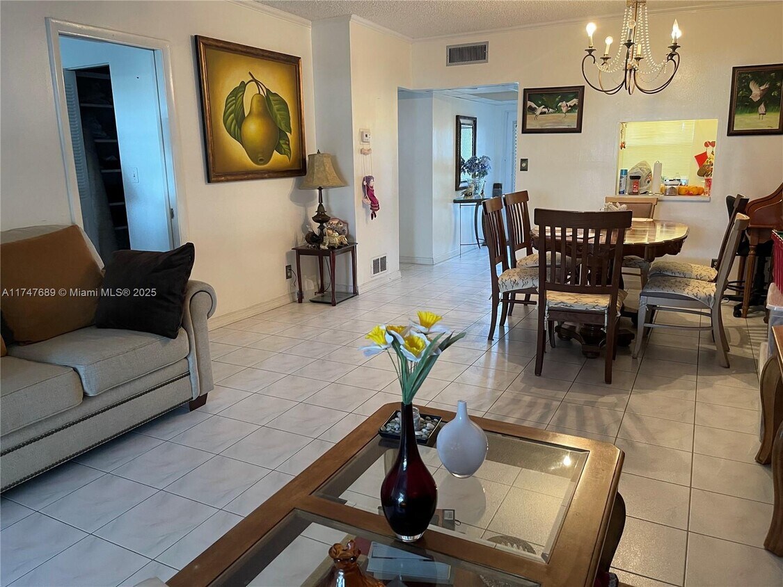 Foto principal - 1015 Country Club Dr
