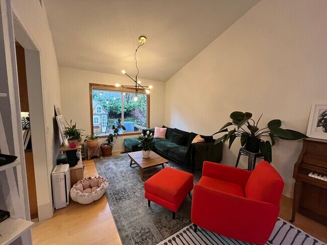 Building Photo - Cozy 3 Bed 2.5 Ba home in Crestwood SW Por...