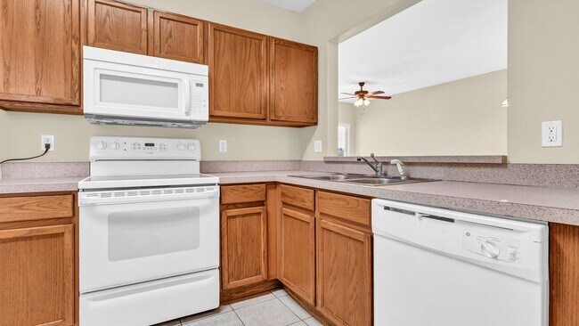 Building Photo - 3 bedroom 2 bath Riverview Condo