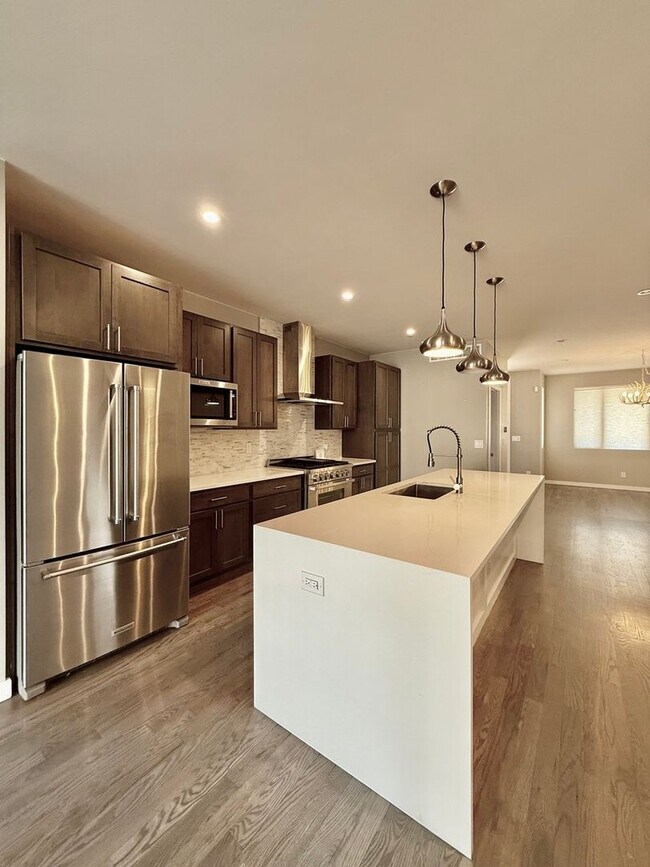 Building Photo - Modern 4-Bedroom Duplex in Vibrant Overlan...