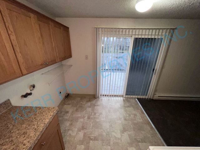 Building Photo - 2 Bd / 1 Bth - Laundry Hookups - Shed - De...
