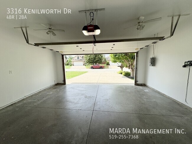 Photo du bâtiment - STUNNING NEWLY RENOVATED 4+1 BED/2 BATH - SOUTH WINDSOR + UTILITIES