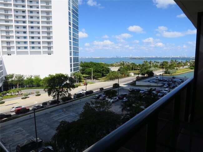 Foto del edificio - 600 NE 36th St