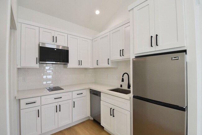 Building Photo - 10839 Moorpark St