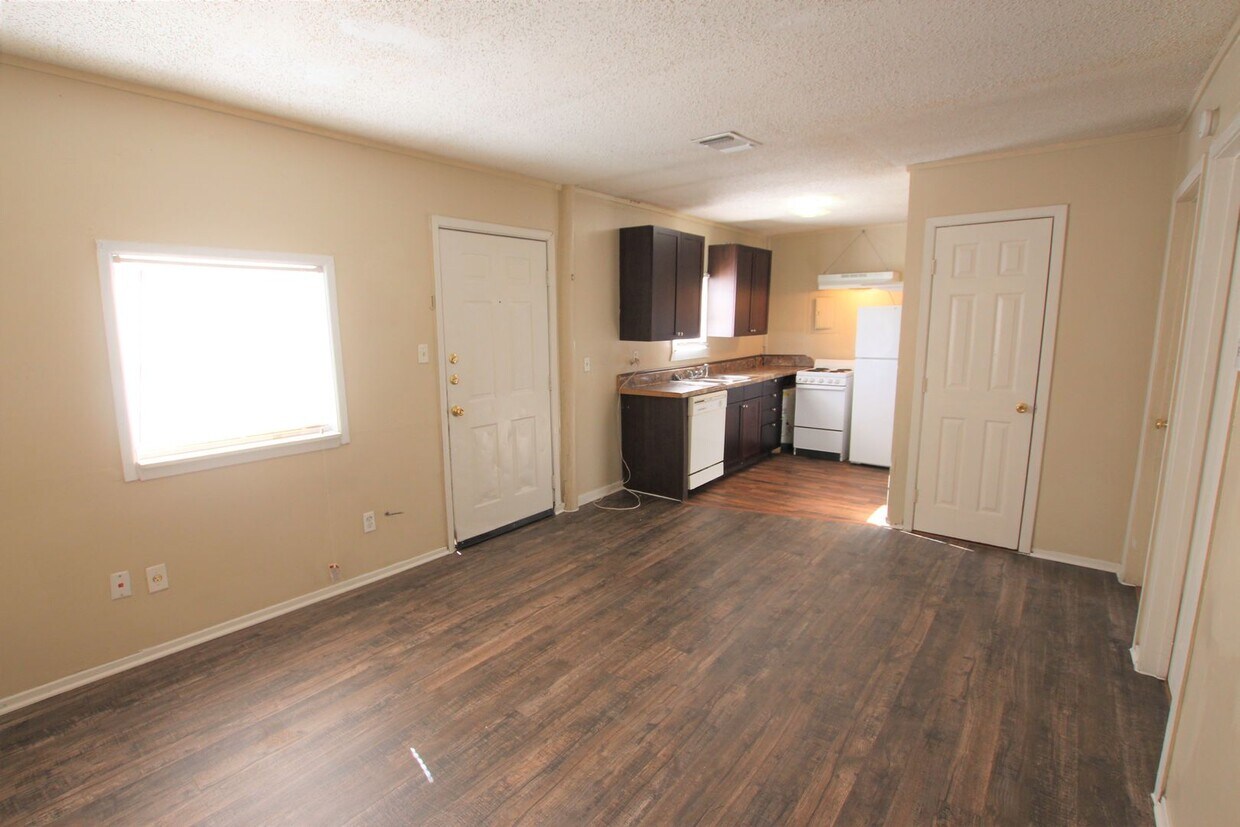 Foto principal - Coming Soon: 2 Bedroom, 1 Bath (Plus Bonus...