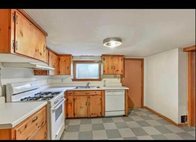 Kitchen - 7927 Oak St