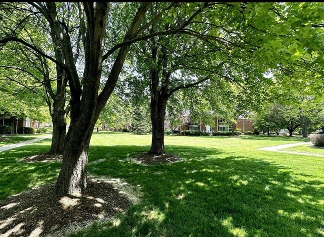 Building Photo - 468 Fox Hills Dr S