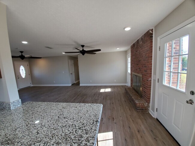 Foto del edificio - Updated 3 BR|2 BA Home Near TAFB!