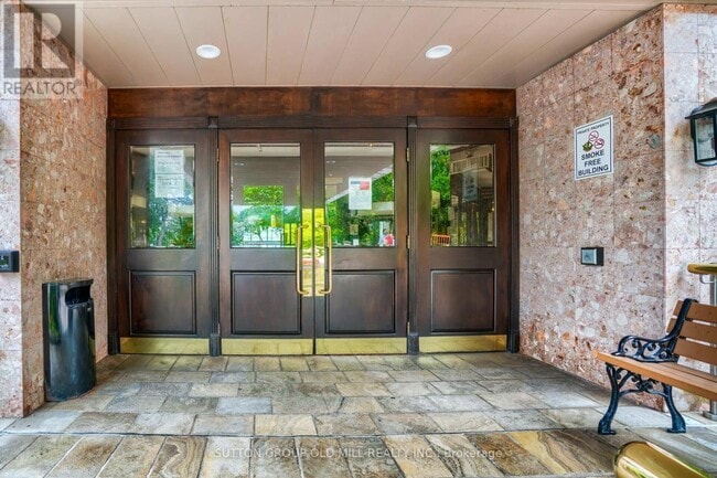 Photo du bâtiment - 1300 Islington Ave