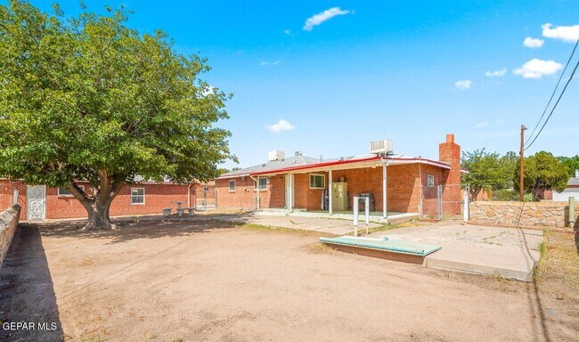 Building Photo - 8398 Beverly Pl