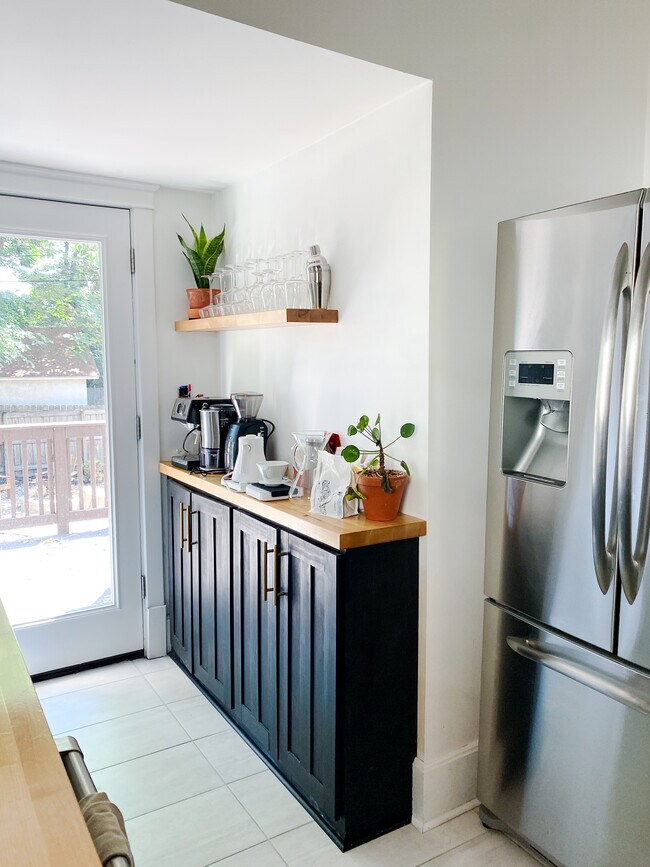 Kitchen (with door to back deck/yard) - 4149 Harrison St