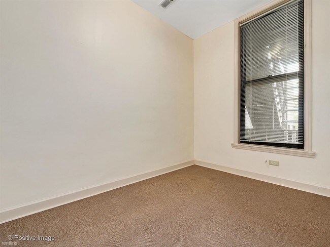 Building Photo - 2 br, 1 bath Apartment - 911 S Loomis St
