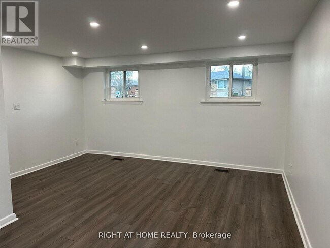 Building Photo - 606 Lansdowne Dr