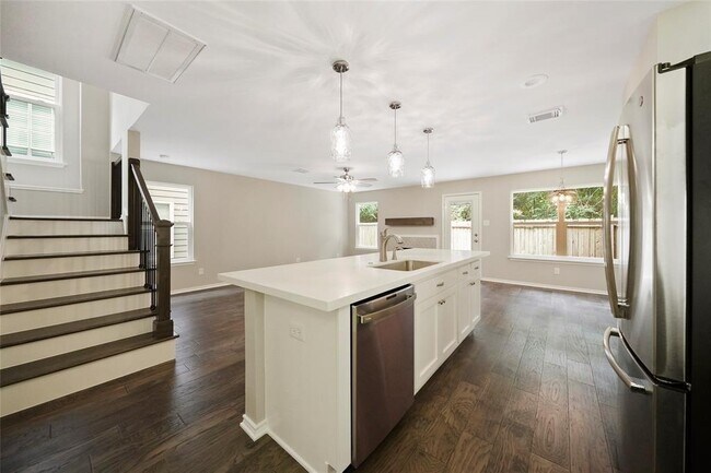 Building Photo - 101 N Villa Oaks Dr