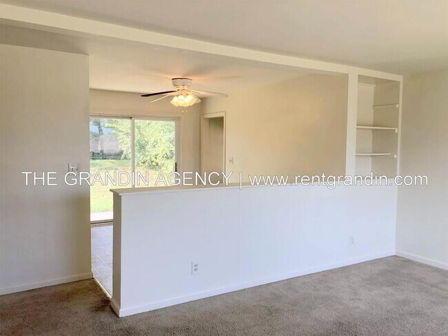 Foto del edificio - 230 Frances Dr NW