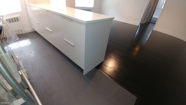 Building Photo - 2 br, 1 bath Apartment - 6540 108th St 1B
